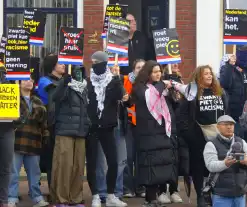 Kick Out Zwarte Piet protesteert bij sinterklaas intocht