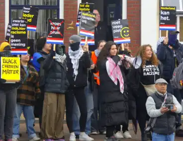 Kick Out Zwarte Piet protesteert bij sinterklaas intocht