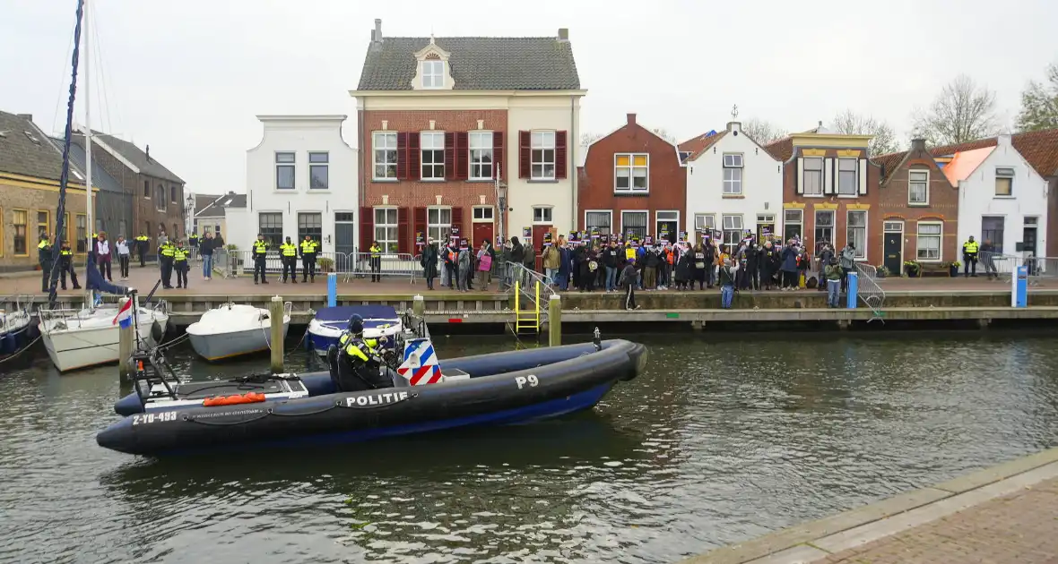 Kick Out Zwarte Piet protesteert bij sinterklaas intocht - Foto 11