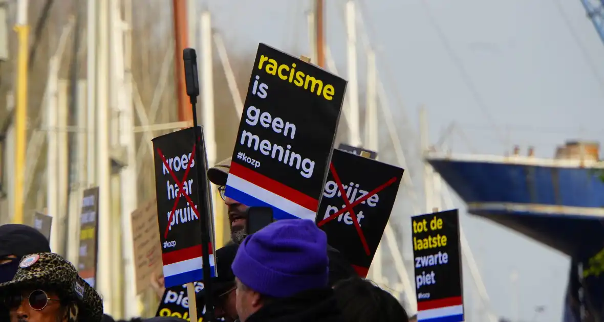 Kick Out Zwarte Piet protesteert bij sinterklaas intocht - Foto 16