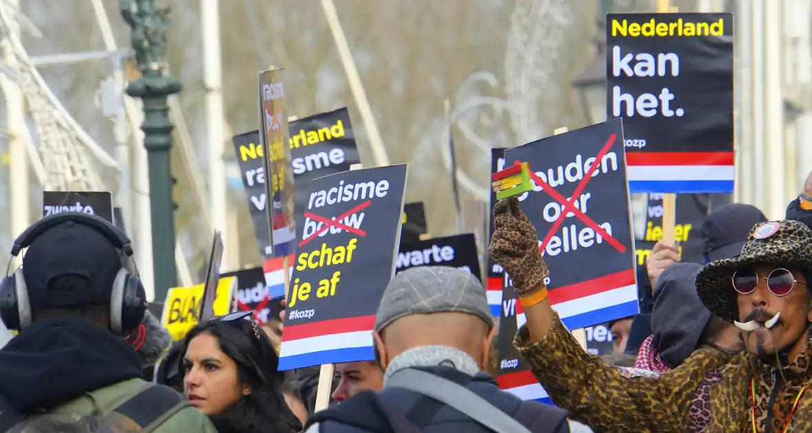 Kick Out Zwarte Piet protesteert bij sinterklaas intocht - Foto 17