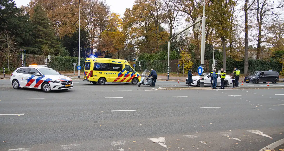 Bromfietser aangereden door automobilist op kruising