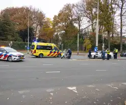 Bromfietser aangereden door automobilist op kruising