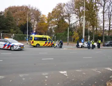 Bromfietser aangereden door automobilist op kruising