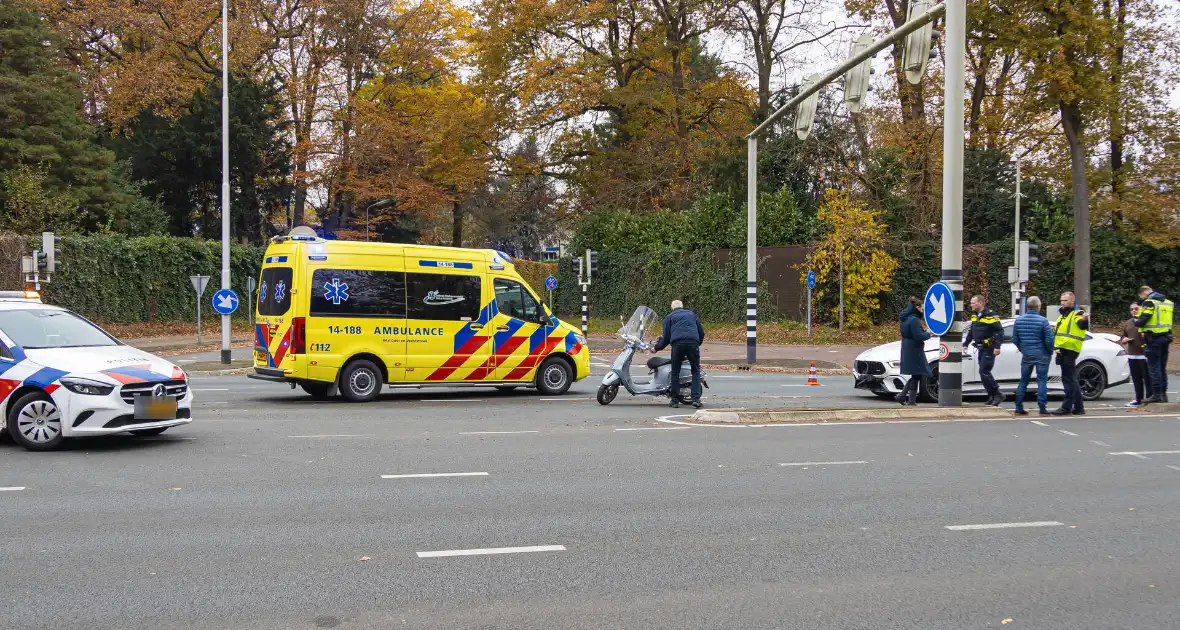 Bromfietser aangereden door automobilist op kruising - Foto 1