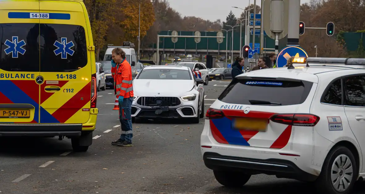 Bromfietser aangereden door automobilist op kruising - Foto 3