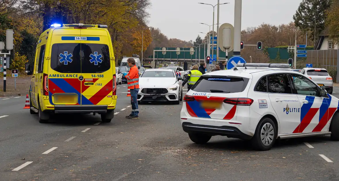 Bromfietser aangereden door automobilist op kruising - Foto 4