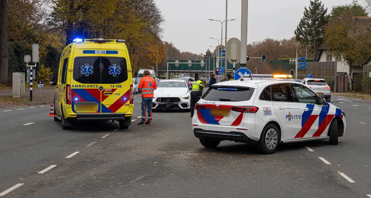 Bromfietser aangereden door automobilist op kruising - Foto 5