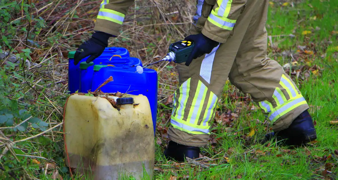 Vier vaten met chemisch afval aangetroffen - Foto 10