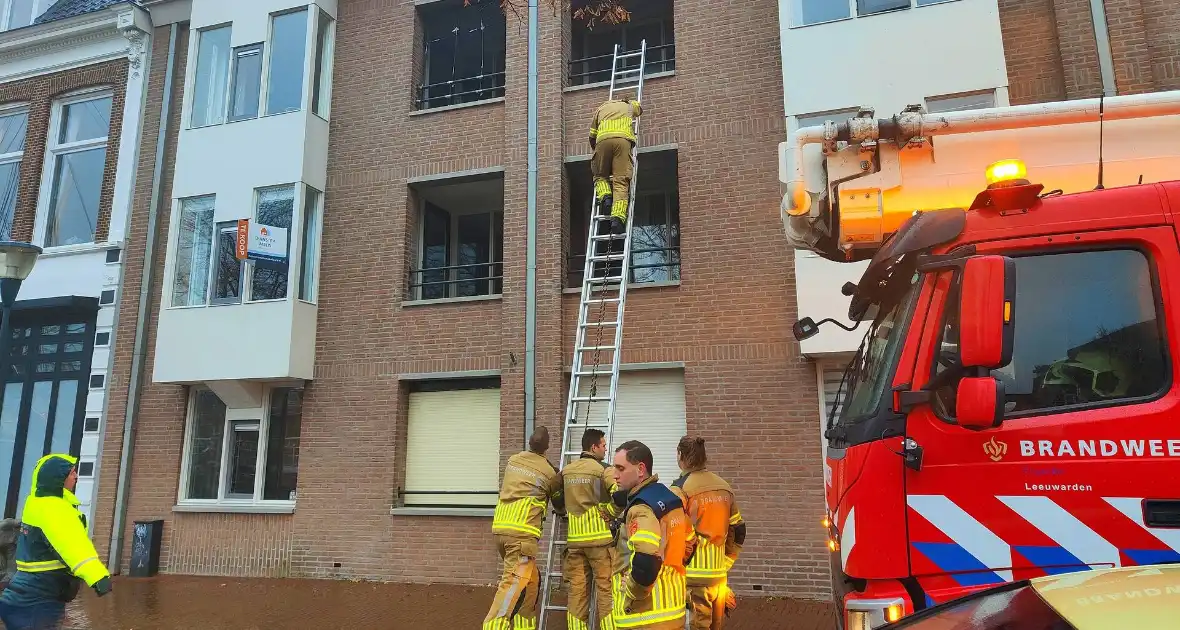 Brandweer redt duif die vast zit op balkon