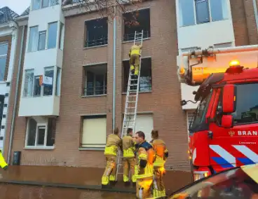 Brandweer redt duif die vast zit op balkon