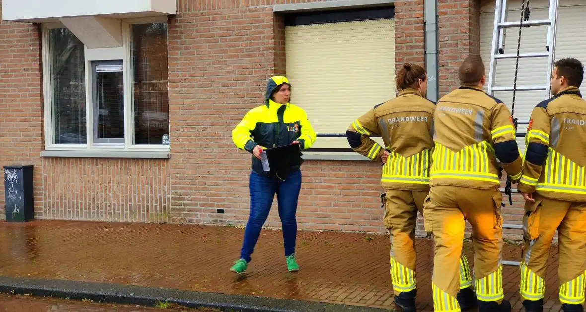 Brandweer redt duif die vast zit op balkon - Foto 6