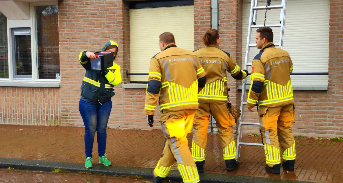 Brandweer redt duif die vast zit op balkon - Foto 7