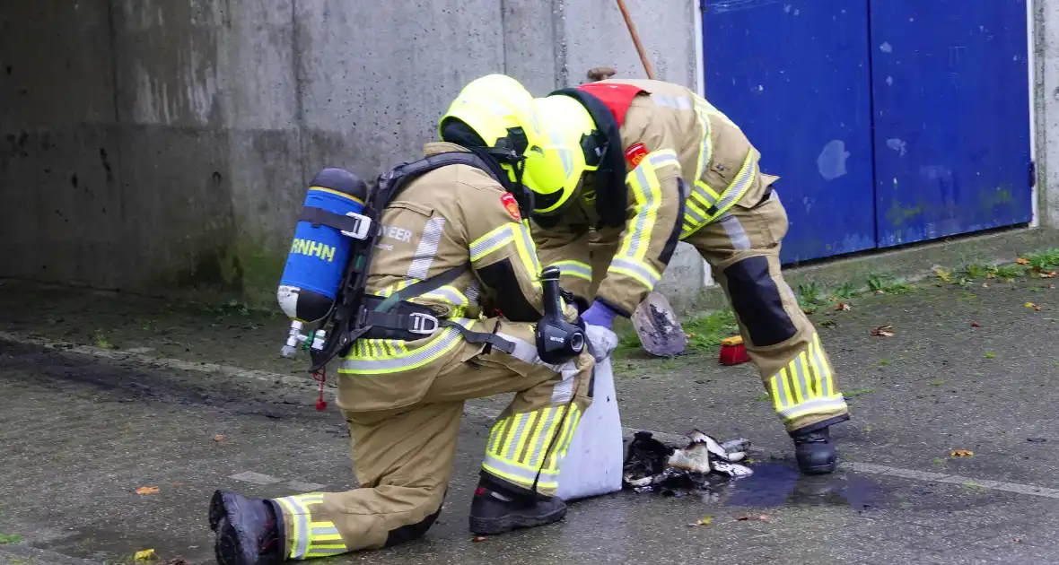 Groep jongere sticht brand onder brug