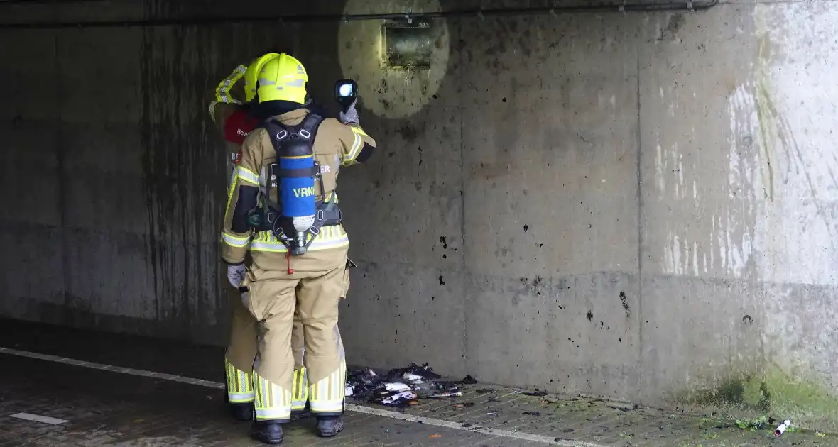 Groep jongere sticht brand onder brug - Foto 1