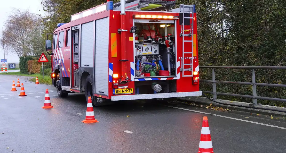 Groep jongere sticht brand onder brug - Foto 3