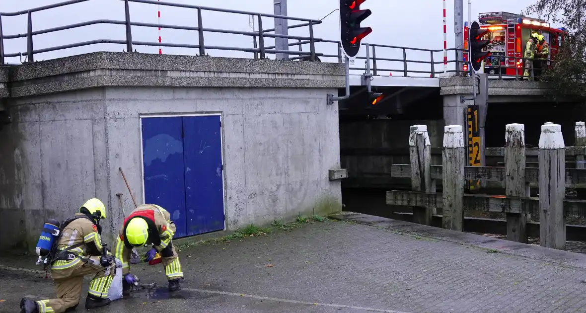 Groep jongere sticht brand onder brug - Foto 7