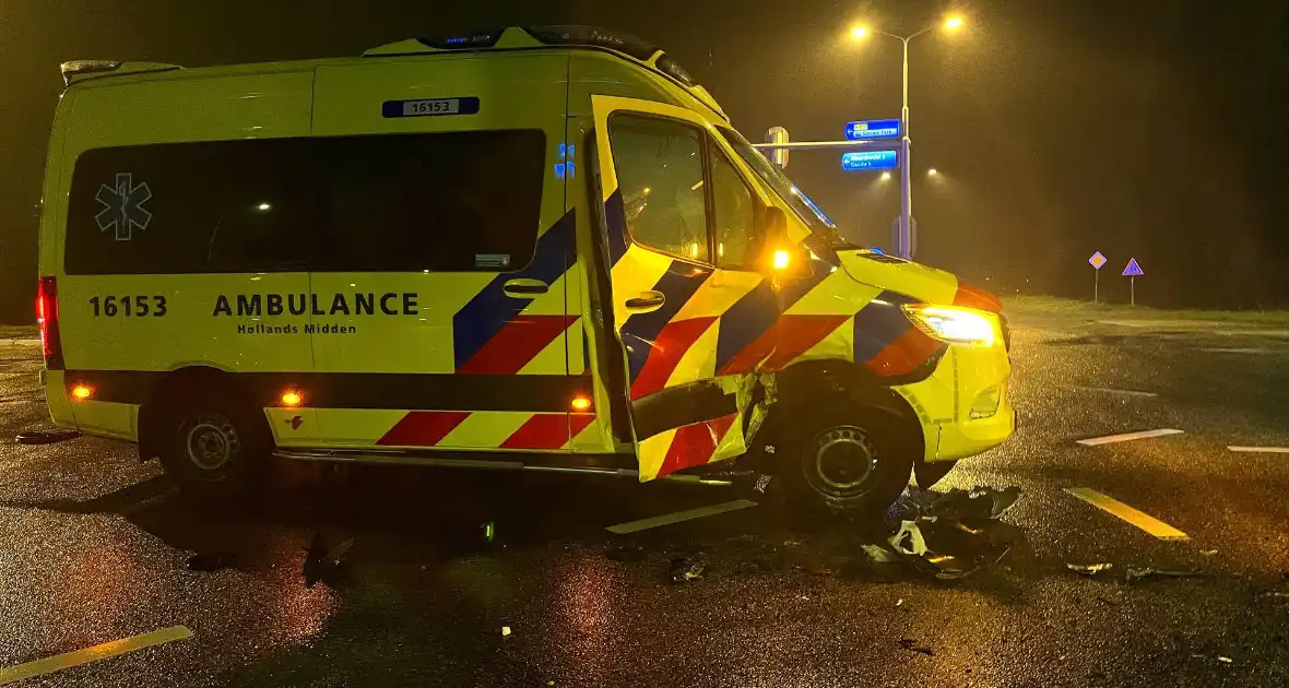 Auto botst met ambulance op kruising en belandt onderaan talud, inzittenden gewond