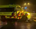 Auto botst met ambulance op kruising en belandt onderaan talud