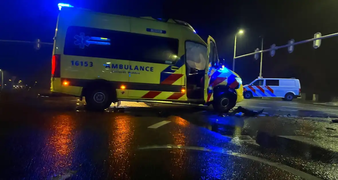 Auto botst met ambulance op kruising en belandt onderaan talud, inzittenden gewond - Foto 1