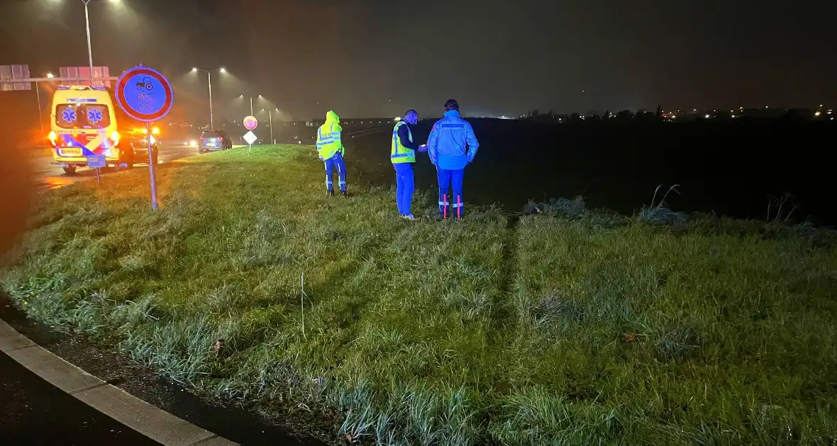 Auto botst met ambulance op kruising en belandt onderaan talud, inzittenden gewond - Foto 2