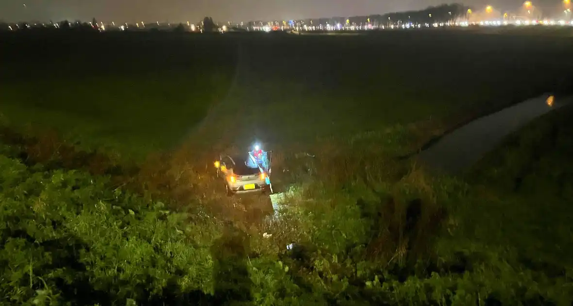 Auto botst met ambulance op kruising en belandt onderaan talud, inzittenden gewond - Foto 3