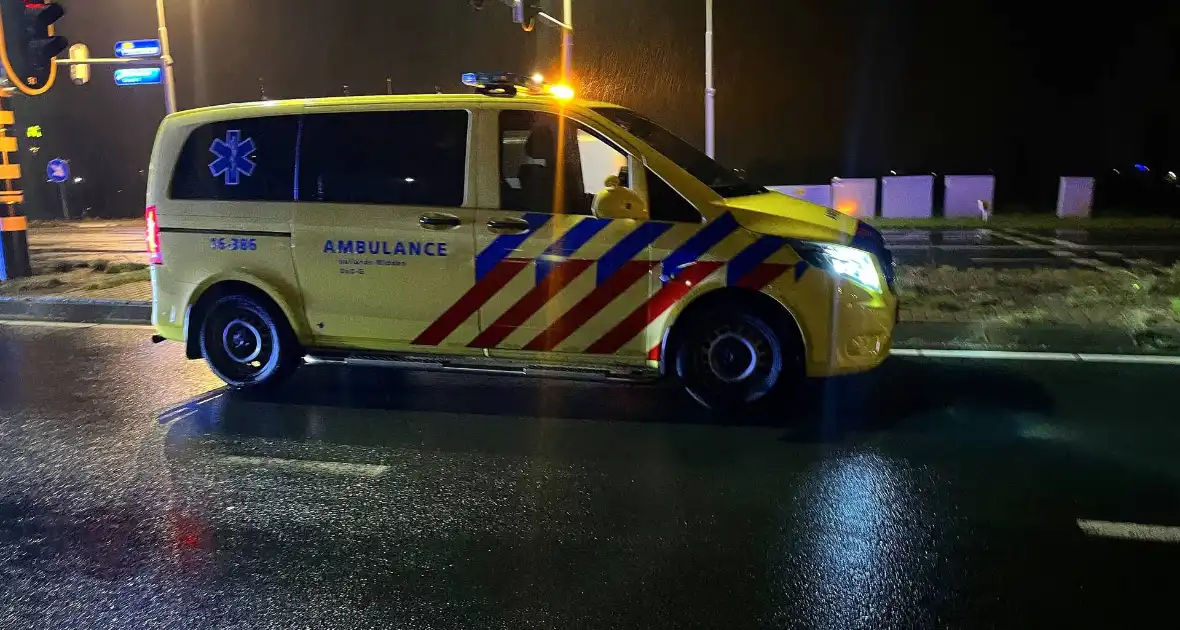 Auto botst met ambulance op kruising en belandt onderaan talud, inzittenden gewond - Foto 4