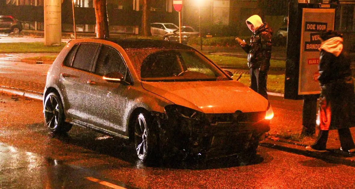 Bestuurder rijdt voorkant auto kapot bij eenzijdig ongeval - Foto 5