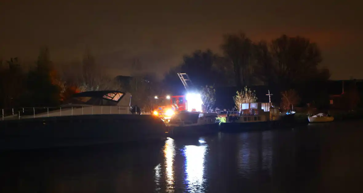 Brandweer pompt zinkende boot leeg