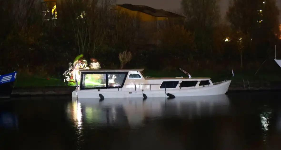 Brandweer pompt zinkende boot leeg - Foto 1