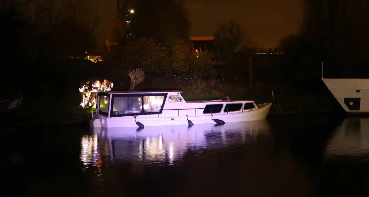 Brandweer pompt zinkende boot leeg - Foto 2