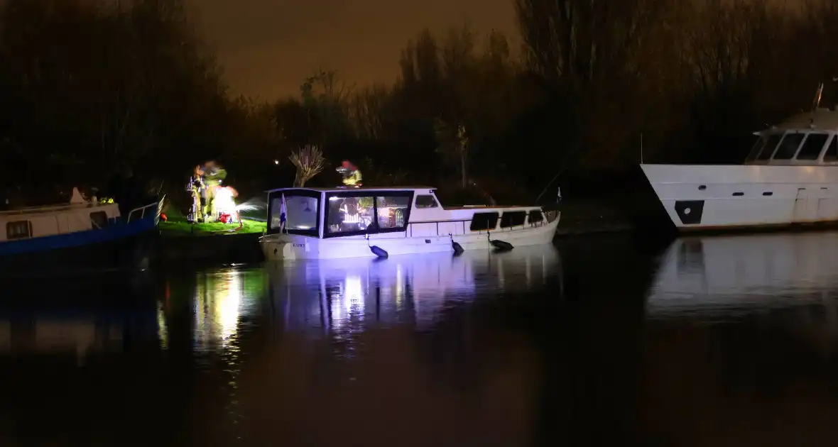 Brandweer pompt zinkende boot leeg - Foto 3