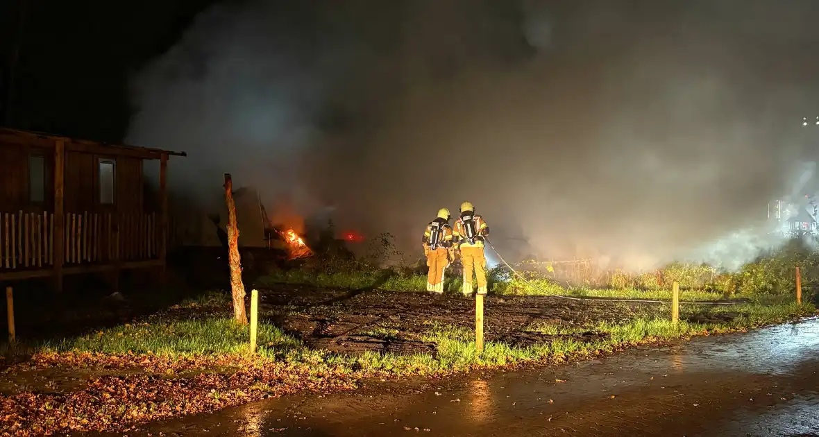 Caravan brandt volledig uit op camping - Foto 11