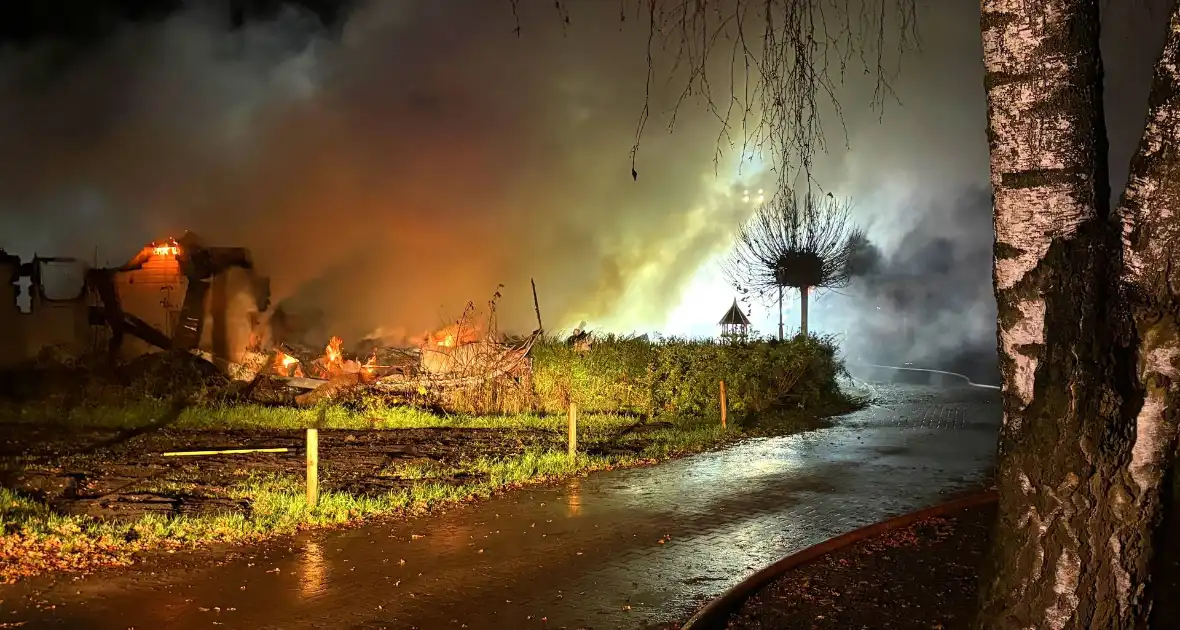 Caravan brandt volledig uit op camping - Foto 3