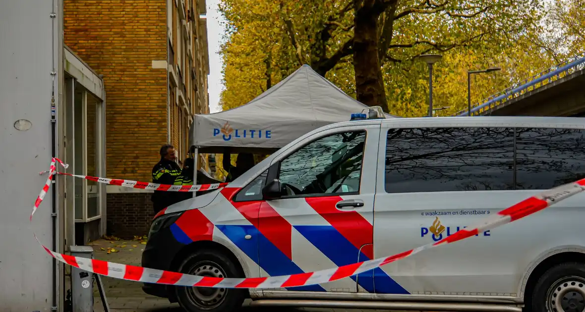 Politie doet onderzoek naar val van hoogte - Foto 7