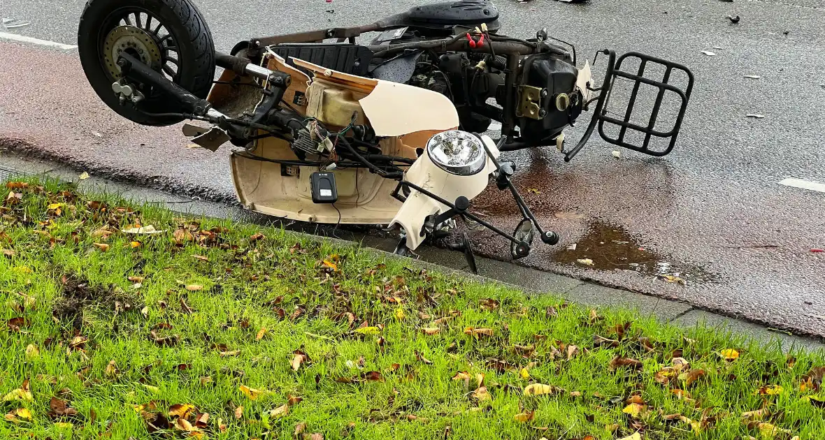 Scooterrijder springt van scooter vlak voor aanrijding