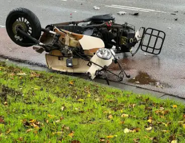 Scooterrijder springt van scooter vlak voor aanrijding