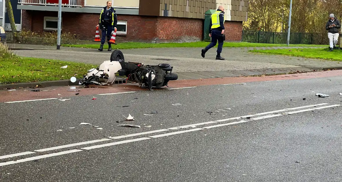 Scooterrijder springt van scooter vlak voor aanrijding - Foto 1