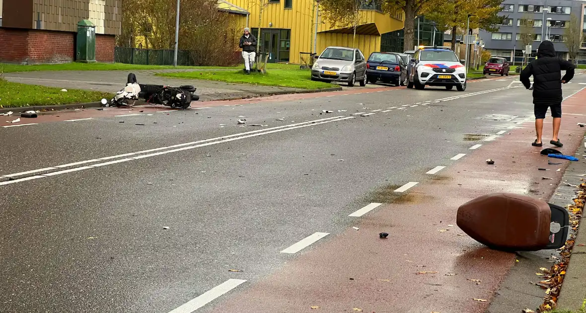 Scooterrijder springt van scooter vlak voor aanrijding - Foto 3