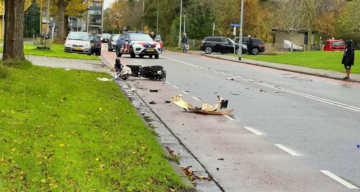 Scooterrijder springt van scooter vlak voor aanrijding - Foto 4