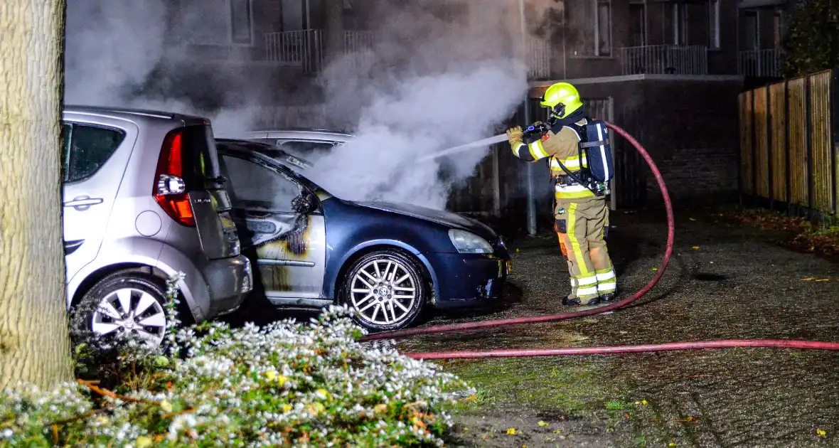 Geparkeerde auto uitgebrand in nachtelijke uren - Foto 1