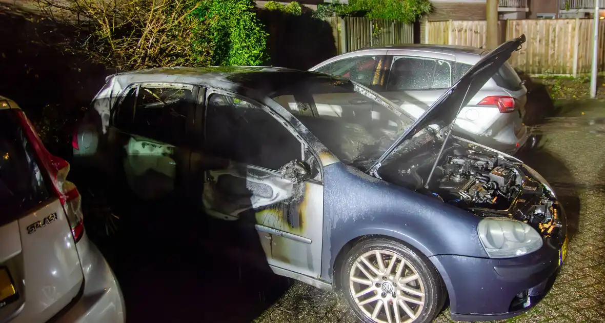 Geparkeerde auto uitgebrand in nachtelijke uren - Foto 10