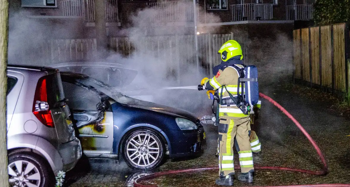 Geparkeerde auto uitgebrand in nachtelijke uren - Foto 2