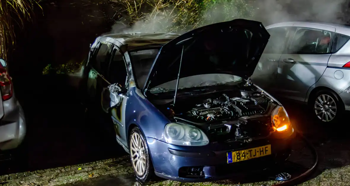 Geparkeerde auto uitgebrand in nachtelijke uren - Foto 4