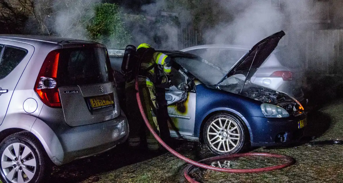 Geparkeerde auto uitgebrand in nachtelijke uren - Foto 7