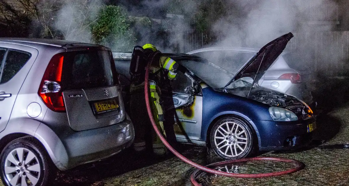 Geparkeerde auto uitgebrand in nachtelijke uren - Foto 8