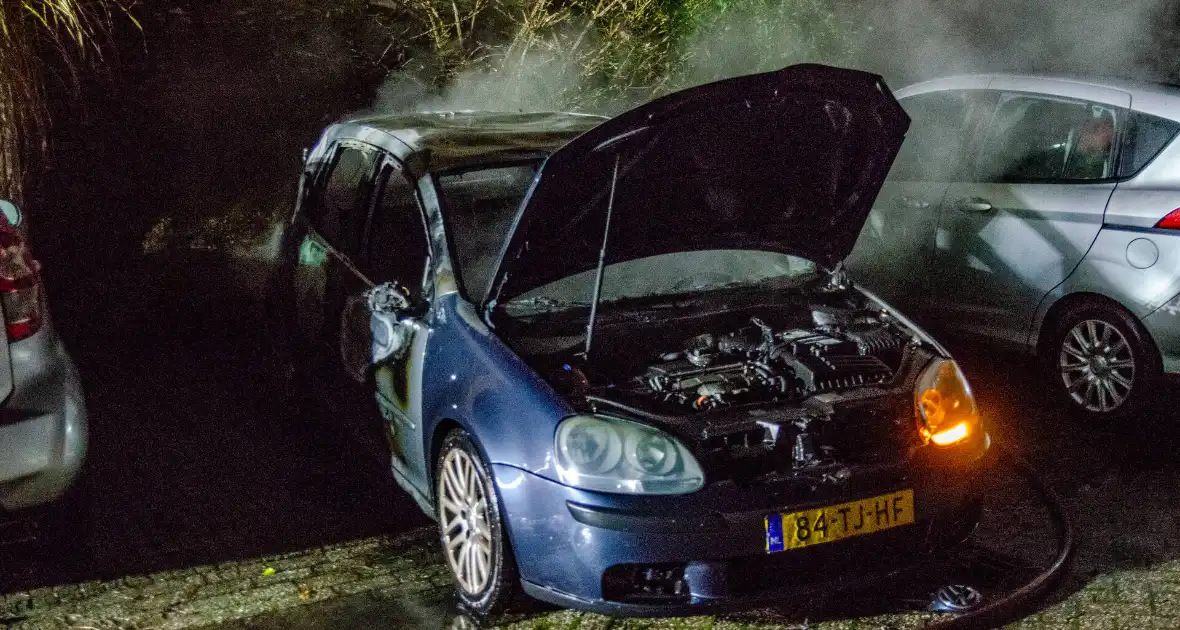 Geparkeerde auto uitgebrand in nachtelijke uren - Foto 9