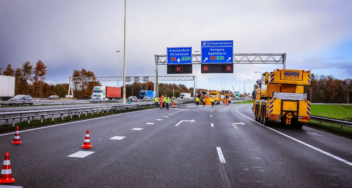 Vrachtwagen kantelt na botsing