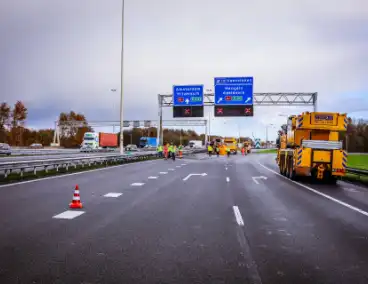 Vrachtwagen kantelt na botsing