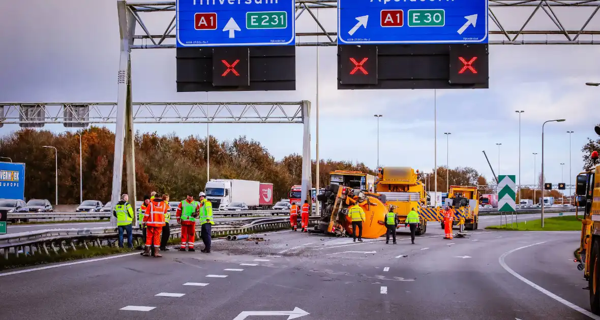 Vrachtwagen kantelt na botsing - Foto 1